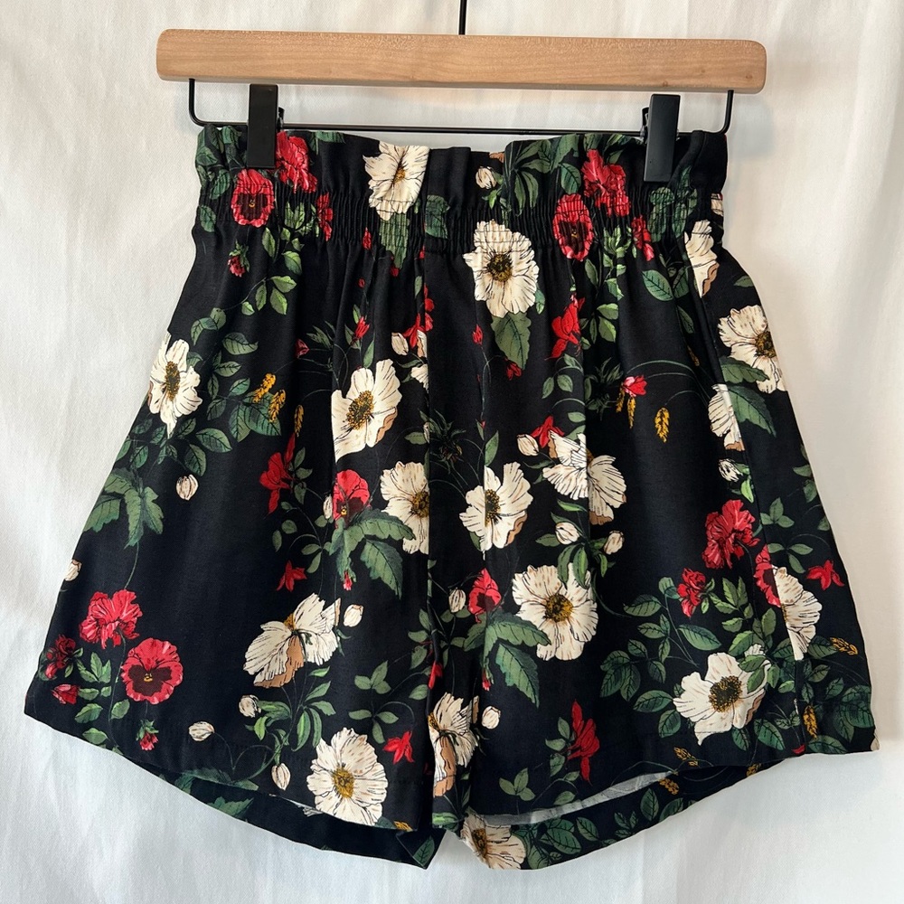 H&M Black Floral Highwaisted Flare Shorts Size 4